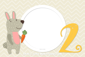 Moldura Álbum do Bebê - Coelhinho 2 Meses Coelhinho cenoura, número 2 amarelo, moldura circular, fundo chevron bege.