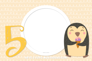 Moldura Álbum do Bebê - Pinguim 5 Meses Pinguim sorvete, número 5 amarelo, moldura circular, fundo bege ondas.