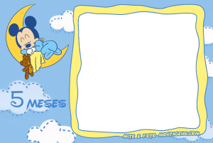 Moldura Álbum do Bebê - Mickey 5 Meses Mickey bebê dormindo lua, ursinho, texto '5 MESES', moldura amarela irregular, fundo azul nuvens.