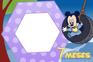 Moldura Álbum do Bebê - Mickey 7 Meses Mickey bebê balanço pneu, texto '7 MESES', moldura hexagonal lilás, fundo azul.
