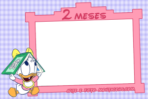 Moldura Álbum do Bebê - Minnie 2 Meses Margarida bebê livro, texto '2 MESES', moldura madeira rosa, fundo xadrez lilás.