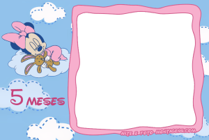 Moldura Álbum do Bebê - Minnie 5 Meses Minnie bebê nuvem, coelhinho, texto '5 MESES', moldura rosa irregular, fundo azul nuvens.