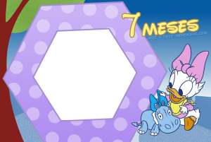 Moldura Álbum do Bebê - Minnie 7 Meses Margarida bebê, elefantinho, texto '7 MESES', moldura hexagonal lilás, fundo azul.
