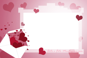 Moldura Amor - Envelope Corações Envelope de carta branco com corações vermelhos, fundo vermelho claro.