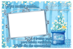 Moldura Comemorativa - Dia dos Namorados Vaso de Flores Vaso flores, moldura com ornamentos e fundo azul listrado.
