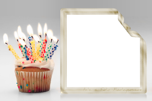 Moldura Comemorativa - Aniversário Bolo Bebê Bolinho, cupcake, moldura de fita quadrada com canto enrolado e fundo cinza claro.