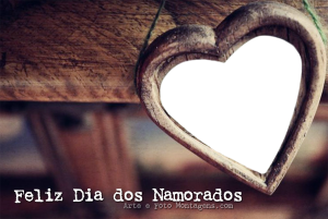Moldura Comemorativa - Dia dos Namorados Coração Madeira Coração de madeira rustico, frase 'feliz dia dos namorados'.