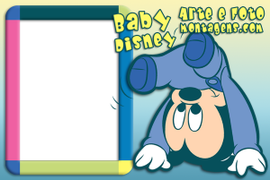 Moldura Personagens - Mickey Baby Pateta bebê ponta cabeça, moldura vertical blocos coloridos, fundo gradiente amarelo e azul.