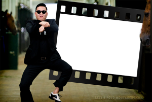 Moldura Personagens - Psy Gangnam Style Cantor Psy dança Gangnam Style, terno preto, moldura preta formato rolo filme, cenário estábulo.