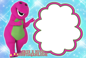 Moldura Personagens - Barney Dinossauro Barney roxo sorrindo, moldura rosa e verde formato flor, fundo azul brilhante.