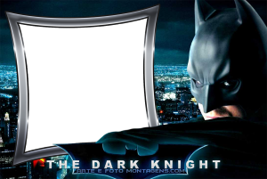 Moldura Personagens - Batman Cavaleiro Das Trevas Batman Cavaleiro das Trevas, Gotham City noite, moldura formato escudo Batman metálico, título THE DARK KNIGHT.