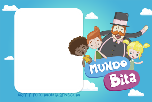 Moldura Personagens - Bita Mundo Bita 3 Três crianças, logo Mundo Bita rosa azul, fundo céu azul nuvens.