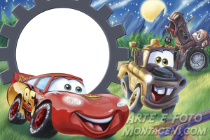 Moldura Personagens - Carros Relâmpago McQueen e Mate Carros Disney, noite montanhas, moldura cinza formato engrenagem.