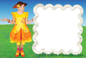 Moldura Personagens - Clarilu Menina vestido amarelo laranja (Clarilu Hi-5), moldura branca papel amassado, fundo campo céu.
