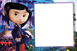 Moldura Personagens - Coraline Coraline Jones braços cruzados, casa rosa, moldura retangular branca borda lilás inclinada.