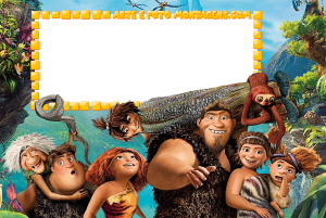 Moldura Personagens - Croods Família Croods reunida, paisagem pré-histórica, moldura retangular laranja borda amarela tijolinhos.