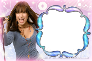 Moldura Personagens - Demi Lovato Demi Lovato Camp Rock cantando, microfone, moldura preta formato orgânico bordas azuis roxas, fundo rosa brilhos.