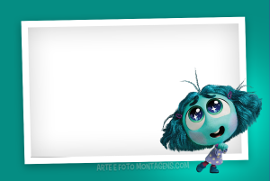 Moldura Personagens - Divertidamente Inveja Envy Inveja Divertida Mente 2 sorrindo, moldura retangular borda branca (polaroid), fundo verde-água.