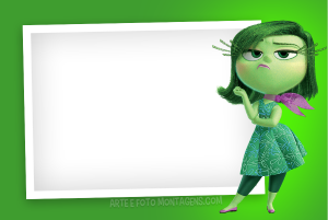 Moldura Personagens - Divertidamente Nojinho Disgust Nojinho Divertida Mente braços cruzados, moldura retangular borda branca (polaroid), fundo verde.