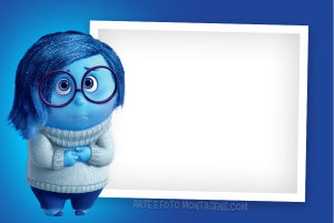 Moldura Personagens - Divertidamente Tristeza Sadness Tristeza Divertida Mente cabisbaixa, moldura retangular borda branca (polaroid), fundo azul.