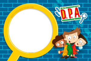 Moldura Personagens - Dpa Detetives Predio Azul Bento, Sol, Pippo (D.P.A.), logo programa, moldura amarela formato lupa, fundo parede tijolos azuis.