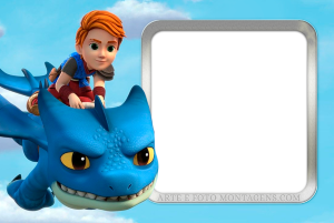 Moldura Personagens - Dragoes Menino Dak montado dragão azul Winger (Rescue Riders), voando, moldura retangular borda prateada, fundo céu nuvens.