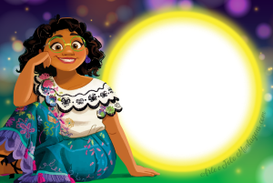 Moldura Personagens - Encanto Mirabel Mirabel Madrigal (Encanto) sentada, lua cheia amarela moldura circular, fundo grama céu noturno.