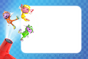 Moldura Personagens - Floogals Aliens Floogals voando, secador cabelo, moldura retangular branca grande, fundo azul quadriculado.