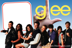 Moldura Personagens - Glee Elenco Glee, logo 'glee' mão 'L', moldura retangular branca borda vermelha, fundo céu azul.