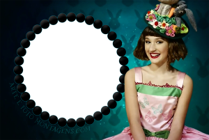 Moldura Personagens - Heidi Bem Vinda Menina vestido rosa, chapéu coelhos cenouras, moldura circular azul escura borda pérolas, fundo azul silhuetas coelhos.