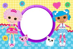 Moldura Personagens - Lalaloopsy Duas bonecas Lalaloopsy, pets (gato, urso), moldura circular roxa, fundo quadriculado amarelo azul corações botões.