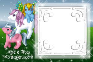 Moldura Personagens - Little Pony 2 Pôneis clássicos My Little Pony (unicórnio, pônei terrestre, pégaso), moldura quadrada branca cantos ornamentados, fundo paisagem brilhos.