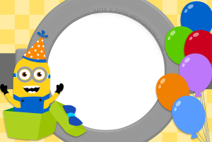 Moldura Personagens - Meu Malvado Favorito Minions Aniversario Presente Minion chibi saindo presente, outro Minion balões, moldura cinza formato porca, fundo quadriculado amarelo.