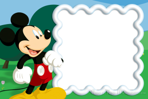 Moldura Personagens - Mickey Mickey Mouse clássico andando, moldura azul clara bordas brancas onduladas, fundo parque árvores.