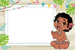 Moldura Personagens - Moana Baby Moana bebê batendo palmas, moldura retangular borda verde-água, fundo bege folhas bandeirolas.