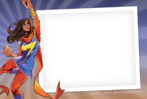 Moldura Personagens - Ms Marvel Kamala Khan Ms. Marvel voando com punho cerrado, energia, moldura retangular borda branca, fundo azul com raios.