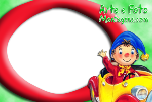 Moldura Personagens - Noddy Noddy dirigindo carro amarelo, moldura oval preta padrão vermelho branco, fundo verde.