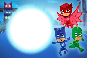 Moldura Personagens - Pj Masks Heróis de Pijama (Corujita, Menino Gato, Lagartixo), totem, moldura circular azul clara, fundo cidade noite.