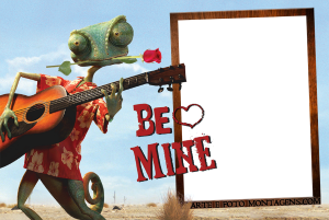 Moldura Personagens - Rango Camaleão Rango, violão, rosa boca, frase 'BE MINE', moldura madeira vertical, fundo deserto.