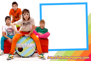 Moldura Personagens - Restart Banda Restart posando, moldura retangular azul linha branca, fundo listrado colorido.