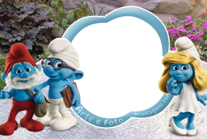 Moldura Personagens - Smurfs Filme Papai Smurf, Smurfette, Gênio (Smurfs filme), moldura azul clara formato nuvem, fundo floresta.