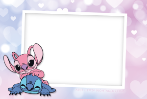 Moldura Personagens - Stitch E Angel Angel abraçada Stitch, moldura retangular preta borda branca (polaroid), fundo rosa azul corações brilhos.