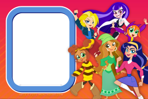 Moldura Personagens - Super Hero Girls 1 Grupo DC Super Hero Girls (Supergirl, Zatanna, Batgirl, etc.), poses ação, moldura azul formato escudo, fundo vermelho laranja.