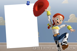 Moldura Personagens - Toy Story Jessie Jessie (Toy Story) acenando chapéu, moldura retangular vertical branca, fundo céu nuvens.