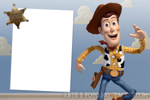 Moldura Personagens - Toy Story Woody Woody (Toy Story) sorrindo, distintivo xerife, moldura retangular vertical branca, fundo céu nuvens.