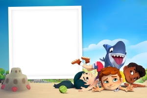 Moldura Personagens - Tubacao Turma Três crianças, tubarão-martelo azul, praia, castelo areia, moldura retangular vertical branca borda preta (polaroid).