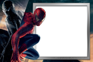 Moldura Personagens - Vingadores Homen Aranha Spiderman2 Homem-Aranha quadrinhos pendurado teia, moldura retangular preta borda branca (polaroid), fundo cidade céu verde.