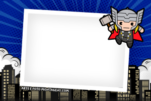 Moldura Personagens - Vingadores Thor Mini Baby Thor quadrinhos voando, Mjolnir, moldura retangular preta borda branca (polaroid), fundo cidade céu azul.