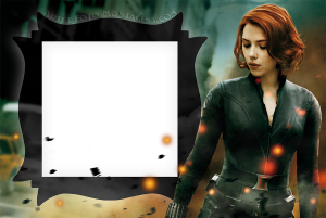 Moldura Personagens - Vingadores Viuva Negra Viúva Negra Scarlett Johansson, cena ação, moldura preta formato escudo, fundo batalha.